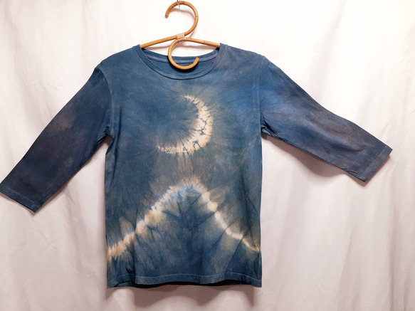 静かな月と山・手染めの七分Tシャツ（藍染・ベンガラ染め） 3枚目の画像