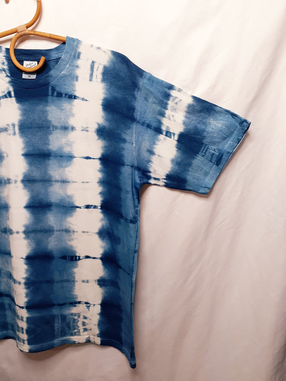 手染めのシンプルなTシャツ・兼用XLサイズ（藍染） 1枚目の画像