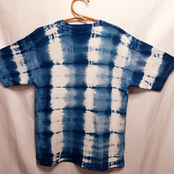 手染めのシンプルなTシャツ・兼用XLサイズ（藍染） 8枚目の画像