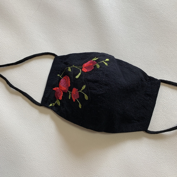 【Sサイズ】立体布マスク（スペイン刺繍ローズ × ブラック）輸入 インポート生地 フラワー　黒 マスク2021 1枚目の画像