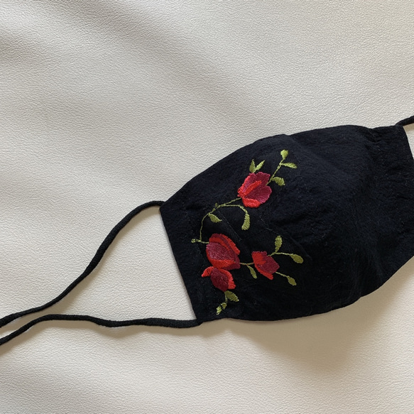 【Sサイズ】立体布マスク（スペイン刺繍ローズ × ブラック）輸入 インポート生地 フラワー　黒 マスク2021 3枚目の画像