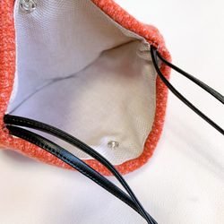 【毛糸なミニバッグ】（オレンジ × ブラック）冬ギフト クリスマス　毛糸　もこもこ　スマホケース 3枚目の画像