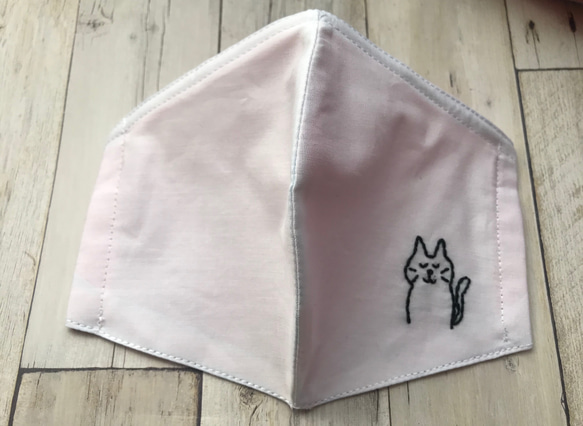 手刺繍　ねこワンポイント　シンプル 立体マスク　ノーズワイヤー入り 2枚目の画像