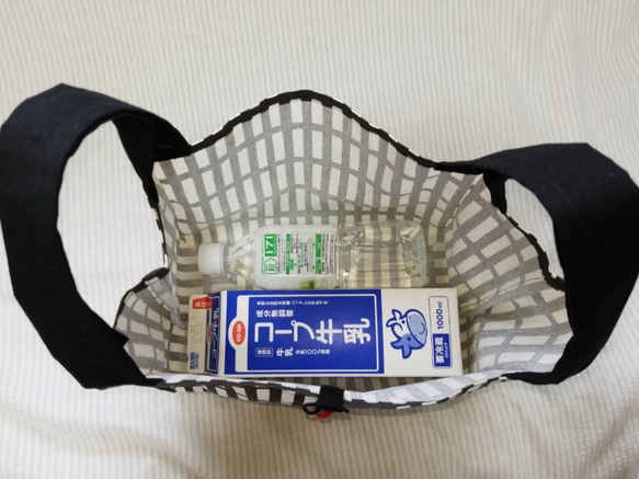 コンビニサイズ 広いマチ レジ袋タイプの布製エコバック（Ｓ）モノクロ格子 4枚目の画像