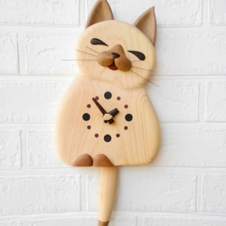 木の掛時計　うふ猫 2枚目の画像