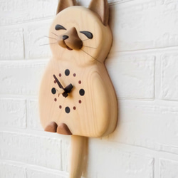 木の掛時計　うふ猫 3枚目の画像