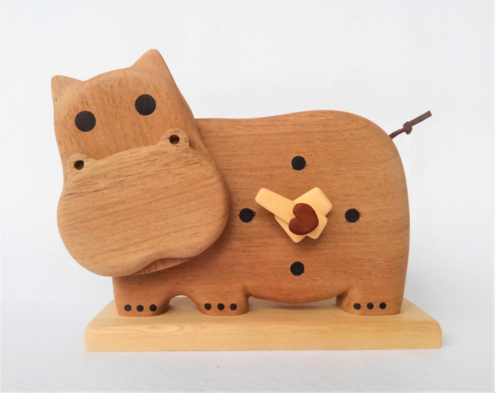 木の置時計　カバ