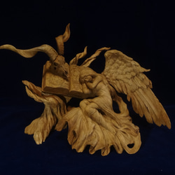『 魔導書と片翼の天使 』　木彫刻 アート グリモワール　芸術 アート 女性 ハンドメイド  手彫り　エンジェル 彫刻 2枚目の画像