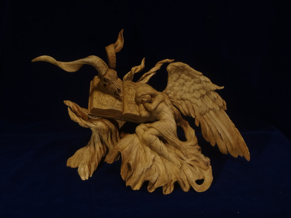 『 魔導書と片翼の天使 』　木彫刻 アート グリモワール　芸術 アート 女性 ハンドメイド  手彫り　エンジェル 彫刻 2枚目の画像