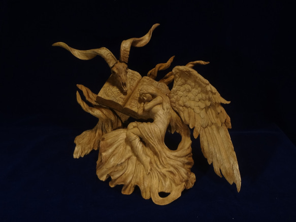 『 魔導書と片翼の天使 』　木彫刻 アート グリモワール　芸術 アート 女性 ハンドメイド  手彫り　エンジェル 彫刻 3枚目の画像