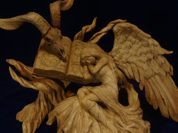 『 魔導書と片翼の天使 』　木彫刻 アート グリモワール　芸術 アート 女性 ハンドメイド  手彫り　エンジェル 彫刻 5枚目の画像