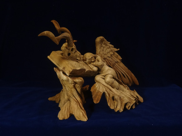 『 魔導書と片翼の天使 』　木彫刻 アート グリモワール　芸術 アート 女性 ハンドメイド  手彫り　エンジェル 彫刻 7枚目の画像
