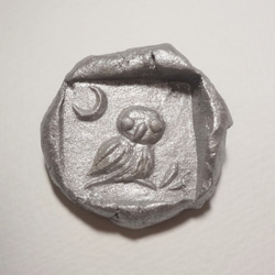 特価　古代コイン風 バッジ ブローチ『 月とフクロウ 』 テトラドラクマ銀貨 鳥　 粘土造形 1枚目の画像