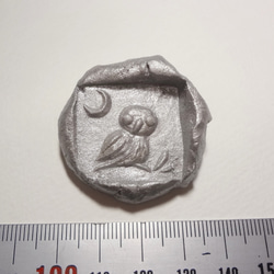 特価　古代コイン風 バッジ ブローチ『 月とフクロウ 』 テトラドラクマ銀貨 鳥　 粘土造形 3枚目の画像
