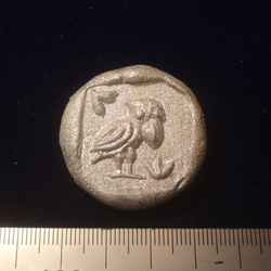 古代コイン風 バッジ ブローチ 銀『 ハシビロコウ 』 テトラドラクマ銀貨 鳥　 粘土造形 3枚目の画像