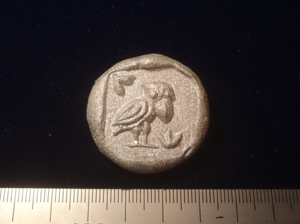古代コイン風 バッジ ブローチ 銀『 ハシビロコウ 』 テトラドラクマ銀貨 鳥　 粘土造形 3枚目の画像