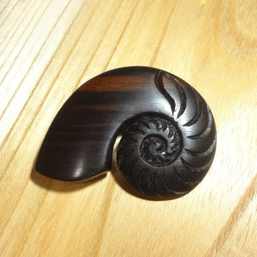 木彫刻 黒檀『 アンモナイト の化石 』 ブローチ バッチ 木製 彫刻