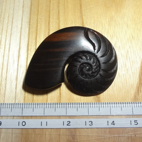 木彫刻 黒檀『 アンモナイト の化石 』 ブローチ バッチ 木製 彫刻
