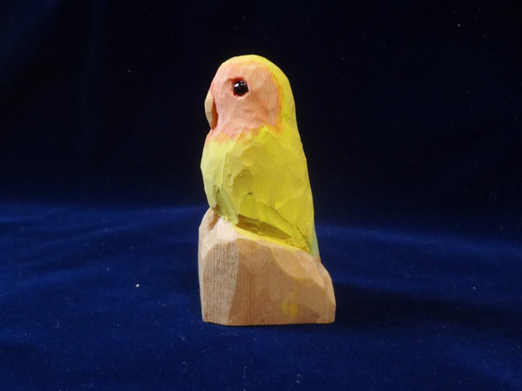 売却済　木彫刻 『 コザクラインコ 』 インコ　鳥　芸術　art　松 2枚目の画像
