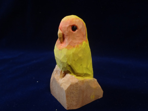 売却済　木彫刻 『 コザクラインコ 』 インコ　鳥　芸術　art　松 3枚目の画像