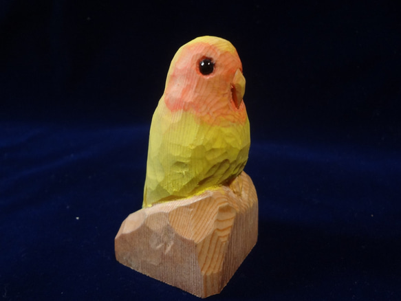 売却済　木彫刻 『 コザクラインコ 』 インコ　鳥　芸術　art　松 4枚目の画像
