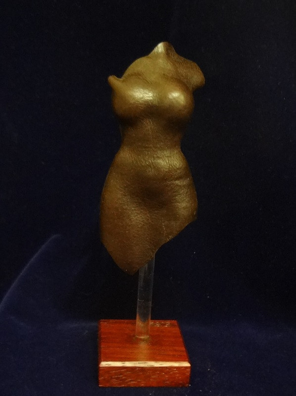 売却済『 静 』 木彫刻　革　レザー彫刻アート  トルソ　女性　人物　檜　牛革 1枚目の画像