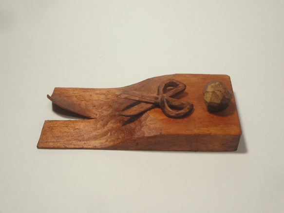 彫刻アート 『 切る　物 』 木彫刻　ハサミ 1枚目の画像