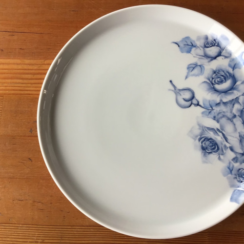 平らなお皿 手描き薔薇絵付き ピザ用 大皿 私の食器棚 通販 12813447