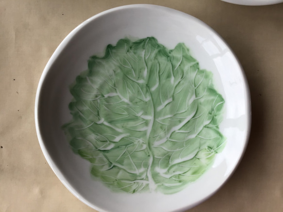 葉っぱ型の陶器皿と人形 プレート S 16cm バナナリーフ 食器 陶器 同色3枚セット グリーン