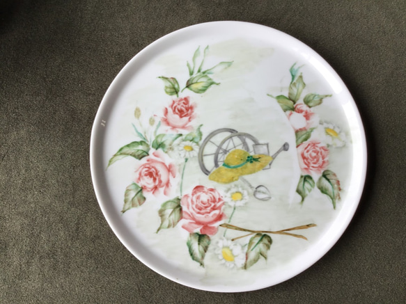 陶器　パイ皿　上絵付けのよる薔薇の絵付き 1枚目の画像