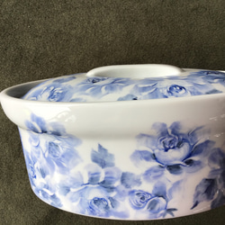 陶器　キャセロール　蓋物　青い薔薇の上絵付け付き 2枚目の画像