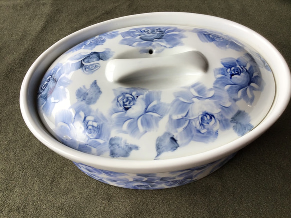 陶器　キャセロール　蓋物　青い薔薇の上絵付け付き 4枚目の画像