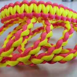 既製品　ドッグリード　パラコード　小型　中型犬　散歩　ハンドメイド　アクセサリー付　カラー：黄×ピンク 2枚目の画像