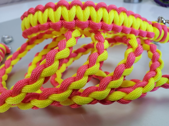 既製品　ドッグリード　パラコード　小型　中型犬　散歩　ハンドメイド　アクセサリー付　カラー：黄×ピンク 2枚目の画像