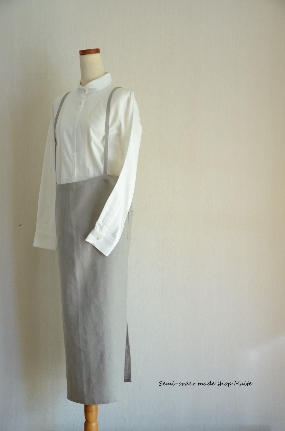 灰色の肩掛けエプロン　楽ロン　シンプルスタイル