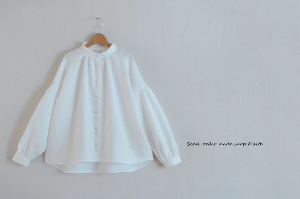 リネン100％　スタンドカラーの白ブラウス　クリームパールボタン