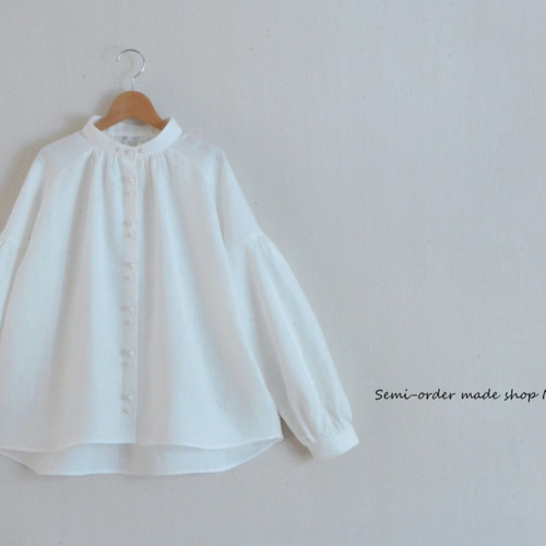 リネン100％ スタンドカラーの白ブラウス クリームパールボタン