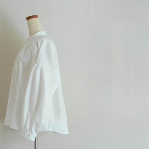 リネン100％ スタンドカラーの白ブラウス クリームパールボタン