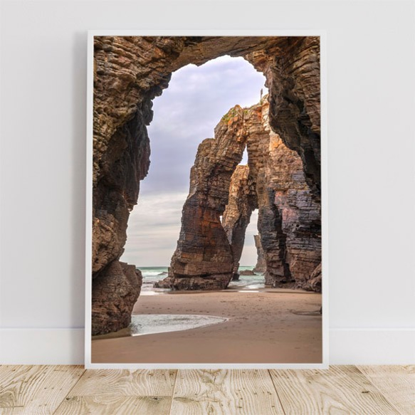 スペイン、ガリシアのビーチ / アートポスター 風景写真 インテリア 岩 自然 穴 アーチ 海 浜辺 1枚目の画像