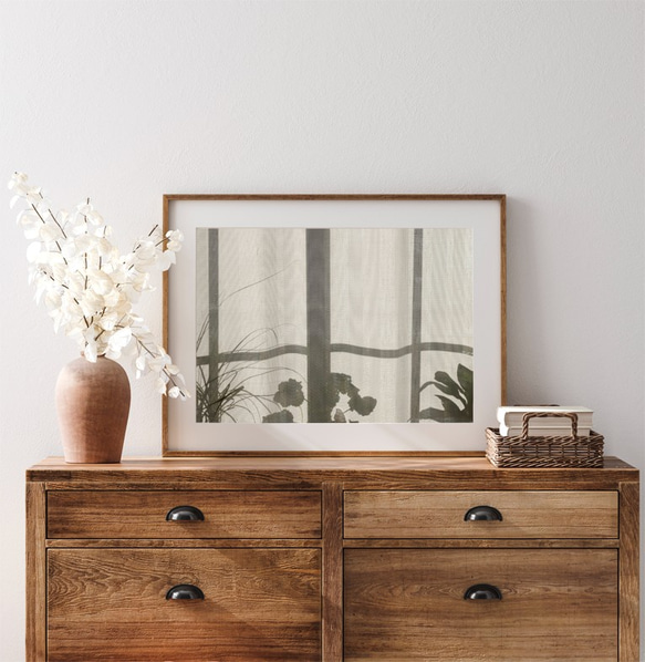 窓と植物の影 / アートポスター インテリア 2L〜 アート写真 横長 プラント 植木鉢 陰影 粒子 1枚目の画像