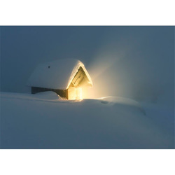 冬のファンタジーな風景 / ポスター 写真 自然 雪 ライト ランプ クリスマス 木造の家 山 小屋 アートプリント 4枚目の画像