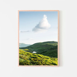 ハートの湖とふわふわの雲 / アートポスター 風景写真 山 牧草地 緑の山 縦長 自然 ハート型 バレンタインデー 1枚目の画像