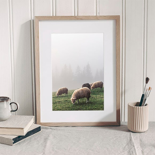 霧に包まれた春の山の羊の群れ / アートポスター 風景写真 山 牧草地
