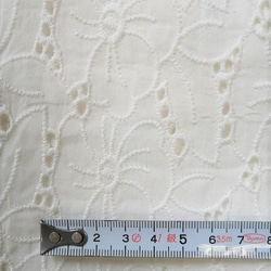 【刺繍生地】　インド綿100％【刺繍　WHITE】SBA-012　 98cm巾×50㎝　カット生地 2枚目の画像