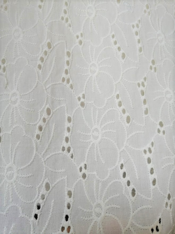 【刺繍生地】　インド綿100％【刺繍　WHITE】SBA-012　 98cm巾×50㎝　カット生地 4枚目の画像