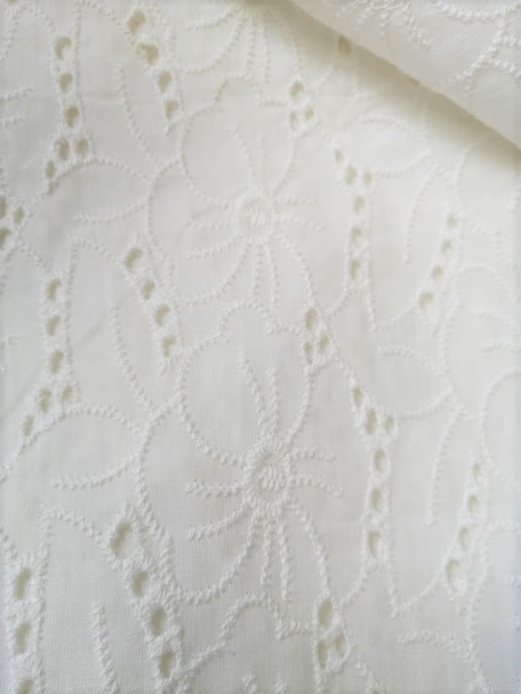 【刺繍生地】　インド綿100％【刺繍　WHITE】SBA-012　 98cm巾×50㎝　カット生地 5枚目の画像