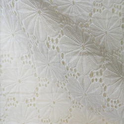 【刺繍生地】　インド綿100％【刺繍　WHITE】SBA-007　 98cm巾×50㎝　カット生地 1枚目の画像