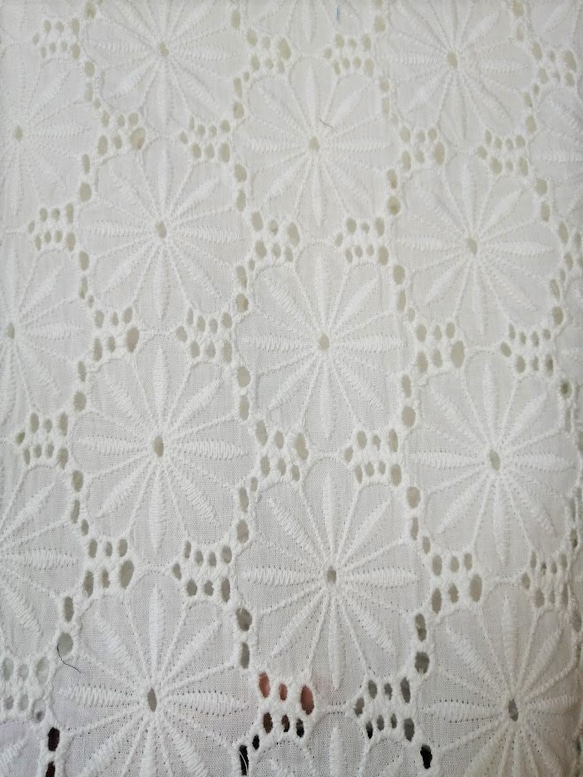 【刺繍生地】　インド綿100％【刺繍　WHITE】SBA-007　 98cm巾×50㎝　カット生地 2枚目の画像