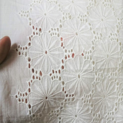 【刺繍生地】　インド綿100％【刺繍　WHITE】SBA-007　 98cm巾×50㎝　カット生地 3枚目の画像