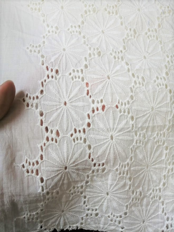 【刺繍生地】　インド綿100％【刺繍　WHITE】SBA-007　 98cm巾×50㎝　カット生地 3枚目の画像